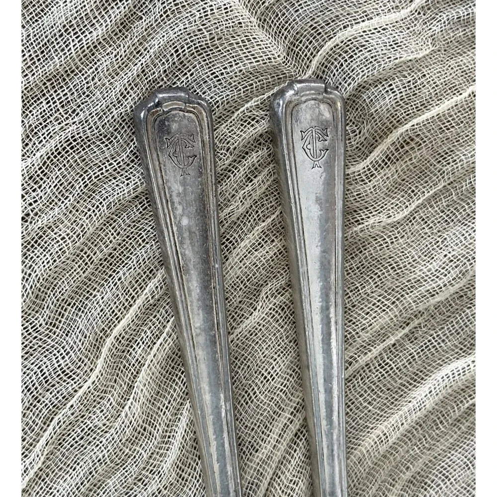 2 Antique 1912 INTERNATIONAL SILVER Cromwell Silverplate Grille Knives TC Mono‎